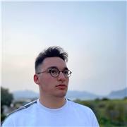 Studente di giurisprudenza impartisce lezioni di storia a studenti di scuole medie e superiori